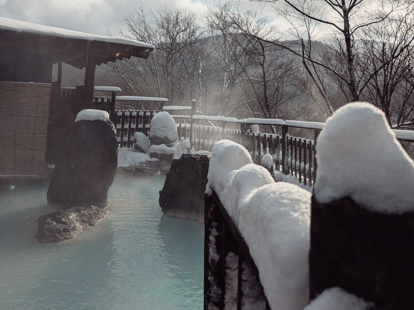 雪に包まれた乳白色の露天風呂