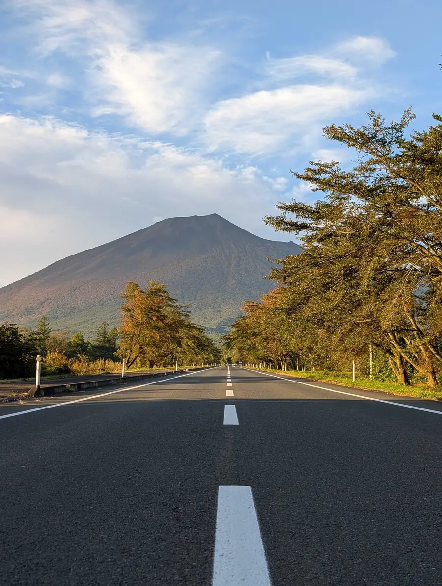 岩手山へ続くまっすぐな一本道