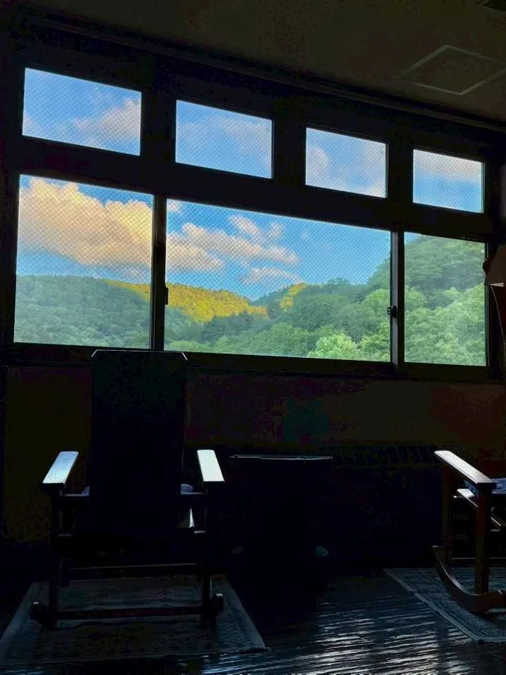 談話室の窓から望む夕暮れの山なみ