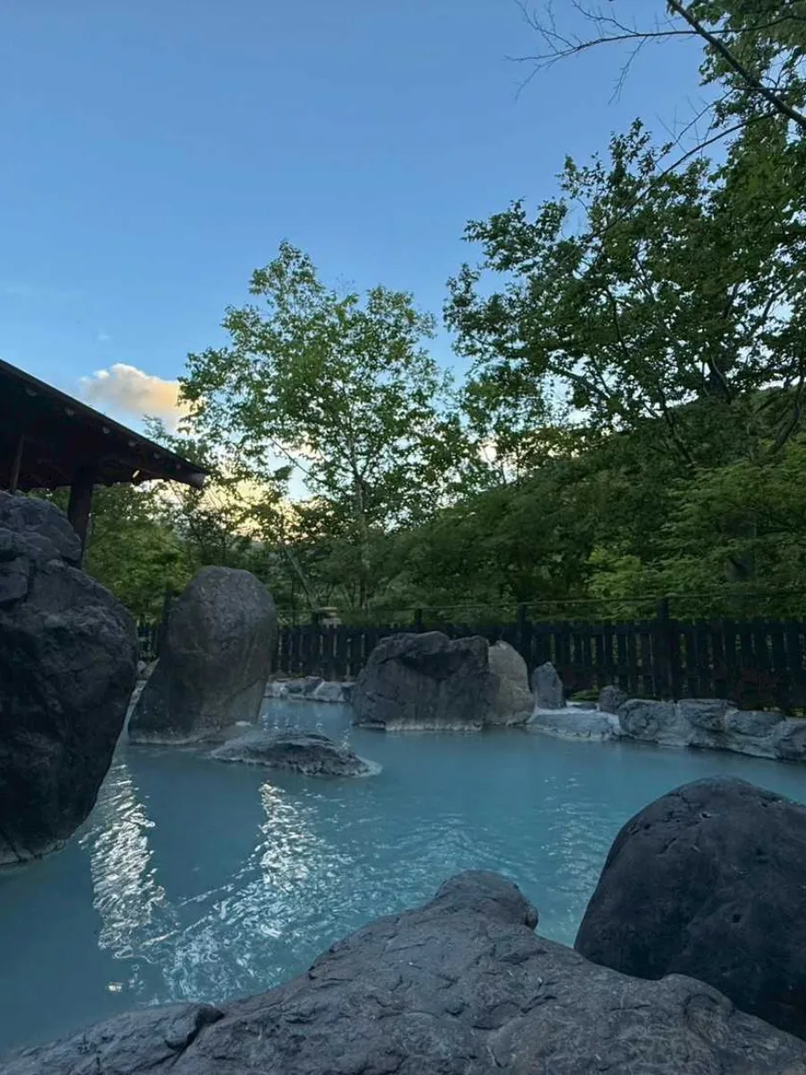 夏の夕暮れの露天風呂