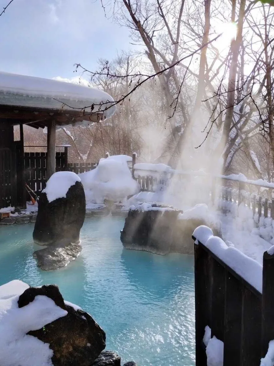 朝日と湯けむりの雪見露天風呂