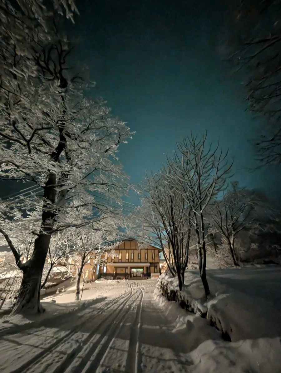 雪の夜、灯りのともる峡雲荘
